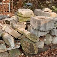 Marmi e paracarri in trachite