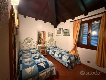 Coppia di letti singoli in ferro battuto decorato