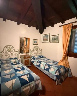 Coppia di letti singoli in ferro battuto decorato