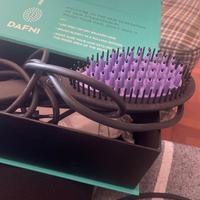 Spazzola stirante. Hair straightening