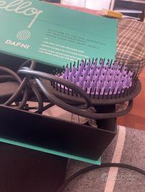 Spazzola stirante. Hair straightening