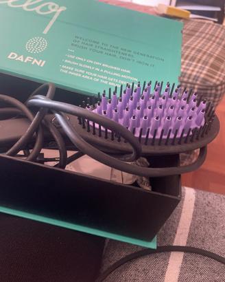 Spazzola stirante. Hair straightening
