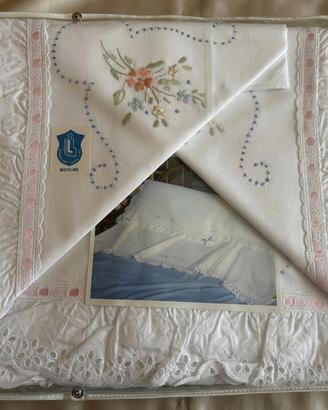 Set Lenzuola Letto Matrimoniale Con Ricami A Mano