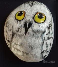 Gufo bianco dipinto a mano su sasso di mare