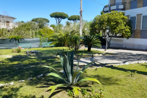 Appartamen con posto auto e giardino condominiale