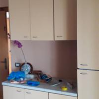 Cucina con frigorifero.