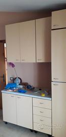 Cucina con frigorifero.