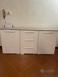 Credenza moderna bianca con cassetti e ante