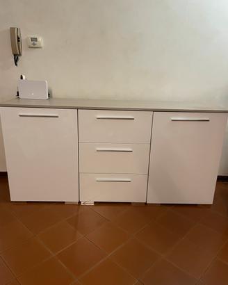 Credenza moderna bianca con cassetti e ante