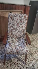 Poltrona in legno con rivestimento floreale vintag