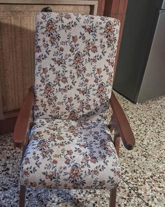 Poltrona in legno con rivestimento floreale vintag