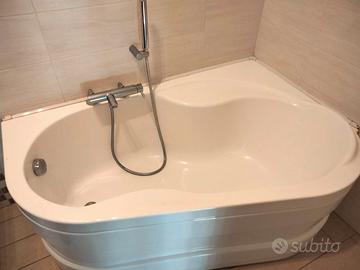 Vasca da bagno angolare completa di rubinetteria