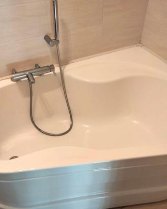 Vasca da bagno angolare completa di rubinetteria