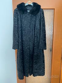 Pelliccia di Swakara persiano con collo di Visone