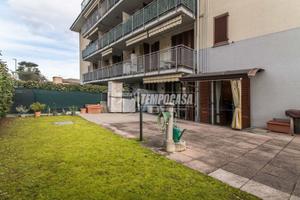 DUE LOCALI E SERVIZI CON GIARDINO PRIVATO, POSTO A