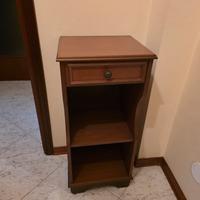 Mobiletto in legno con cassetto e ripiani
