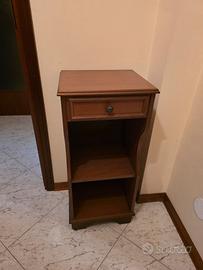 Mobiletto in legno con cassetto e ripiani