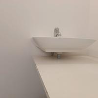 lavabo e rubinetto in stile