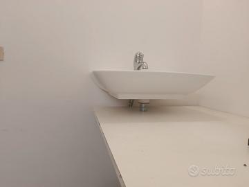 lavabo e rubinetto in stile