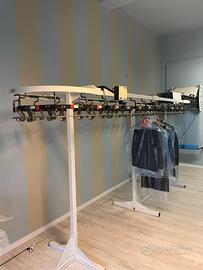 Lavanderia lavasecco nastro trasportatore vestiti