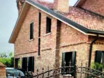 Villa bifamiliare divisa in due unità in Albinea