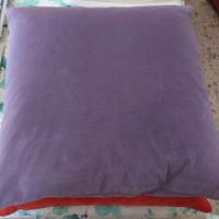 3 cuscini grandi rosso, viola e nero