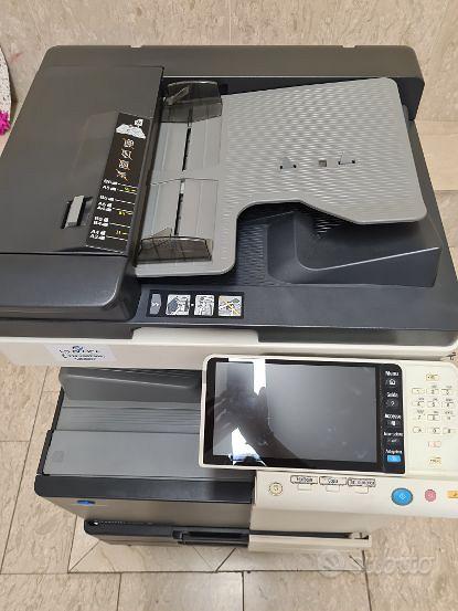 la fotocopiatrice è una macchina che esegue copie cartacee di documenti e  altre immagini visive, dispositivo multifunzione ravvicinato, stampante  scanner, fotocopiatrice 1904051 Stock Photo su Vecteezy