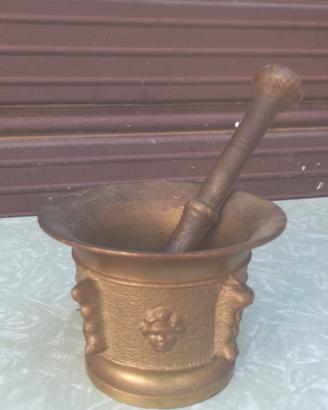 Antico mortaio in bronzo