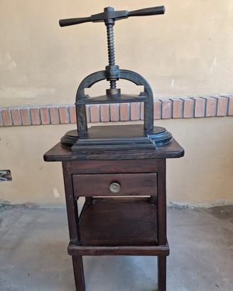 Antico torchio stampa a mano