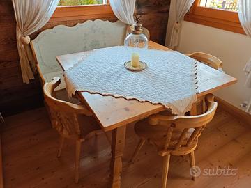 Tavolo da pranzo in legno con cassetto centrale