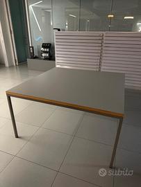 Tavolo moderno minimal con struttura in metallo