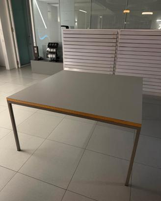 Tavolo moderno minimal con struttura in metallo