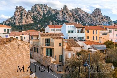 San Pantaleo | Villetta a schiera su tre piani nel