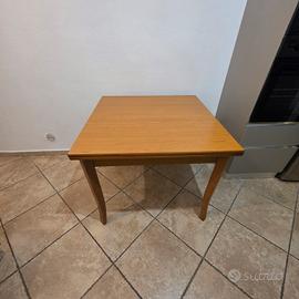 tavolo da cucina con sei sedie