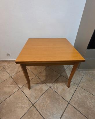 tavolo da cucina con sei sedie