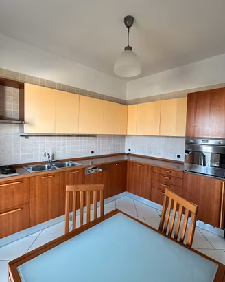 PRIVATO:- Cucina Completa di Elettrodomestici.