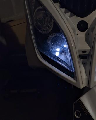 Faro destro Kymco Downtown con led non funzionanti