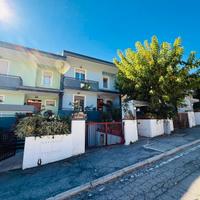 Villetta a schiera con garage e giardino privato