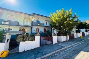 Villetta a schiera con garage e giardino privato