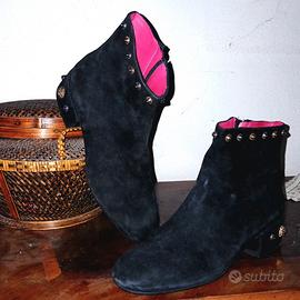 Tronchetti Uno8Uno in Suede Nero con Borchie