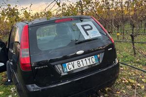 Ford fiesta incidentata o pezzi di ricambio
