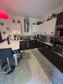 Cucina Scavolini con penisola e elettrodomestici