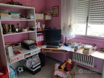 scrivania con scaffale