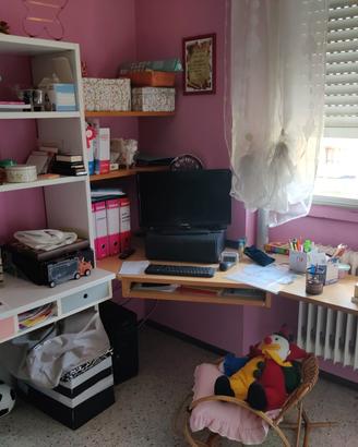 scrivania con scaffale