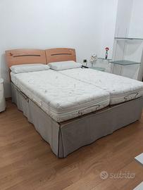 Struttura letto matrimoniale tenuto bene