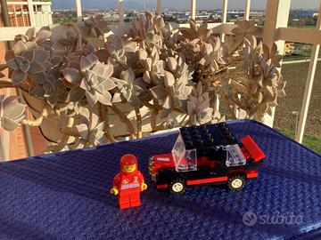 LEGO AUTO DA RALLY CON MINIFIGURA