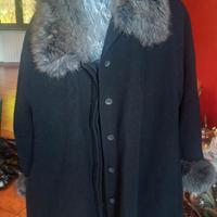cappotto con collo pelliccia 