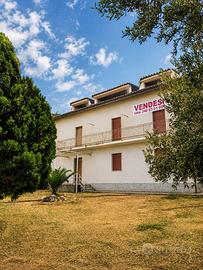 Villa plurifamiliare con giardino/terreno