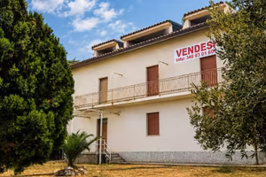 Villa plurifamiliare con giardino/terreno