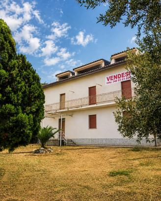 Villa plurifamiliare con giardino/terreno